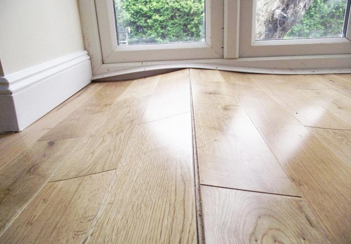 Lý do sàn gỗ mới lát đã bị phồng và cách xử lý - Ảnh 1