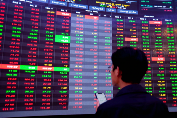 Thị trường chứng khoán liên tục giảm điểm, nhà đầu tư có nên 'bắt đáy'? - Ảnh 1