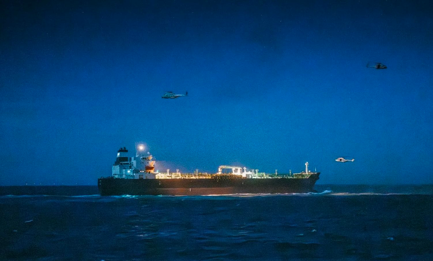 Tàu chở dầu nghi của Nga treo cờ quốc gia khác đang di chuyển bất ngờ bị vây bắt - Ảnh 1