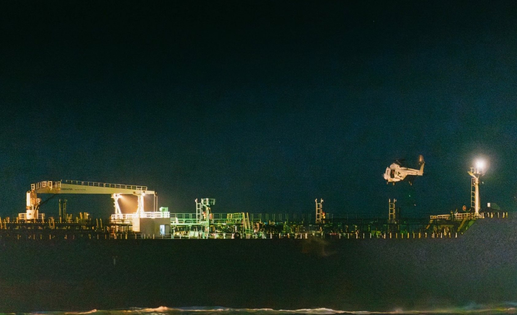 Tàu chở dầu nghi của Nga treo cờ quốc gia khác đang di chuyển bất ngờ bị vây bắt - Ảnh 2