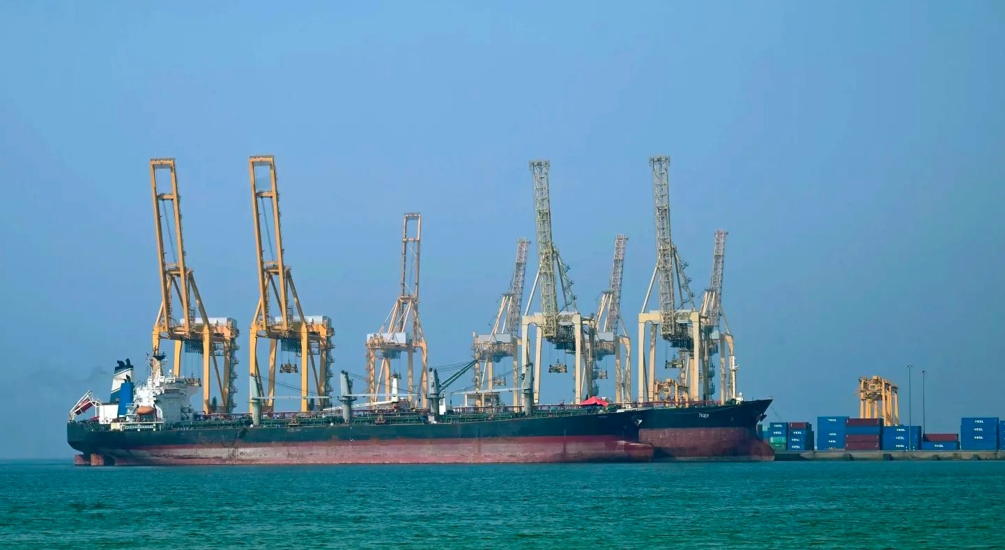 Giá dầu tăng vọt lên đỉnh 4 năm, giới chuyên gia cảnh báo mức 100 USD/thùng là hoàn toàn có thể, nguồn cung từ 3,3 triệu thùng sẽ đứt gãy - Ảnh 1