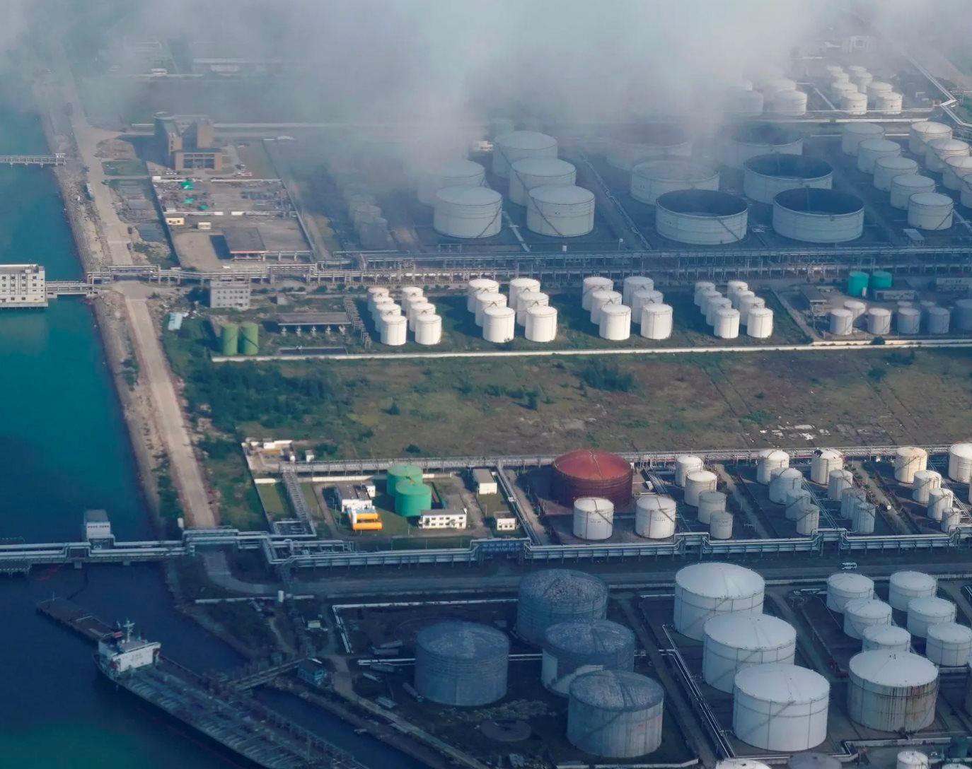 Nga bất ngờ hưởng lợi: Một khách hàng mua gần 1,40 triệu thùng dầu/ngày từ Iran buộc phải tìm đến Moscow - Ảnh 1