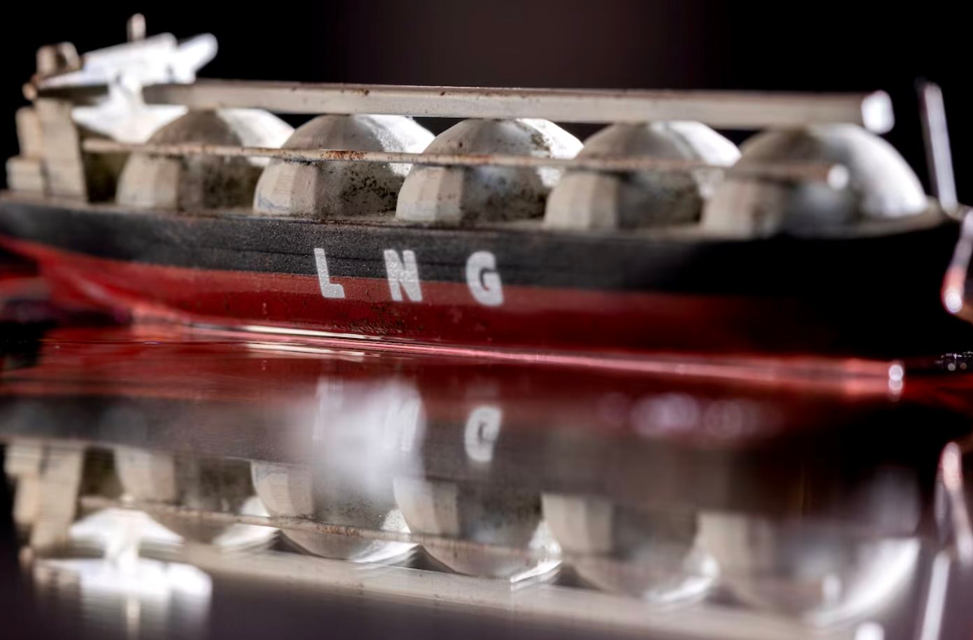 Hàng loạt tàu chở khí đốt đang đến châu Âu bất ngờ quay đầu, 'ship hàng' cho khách khác - Ảnh 1