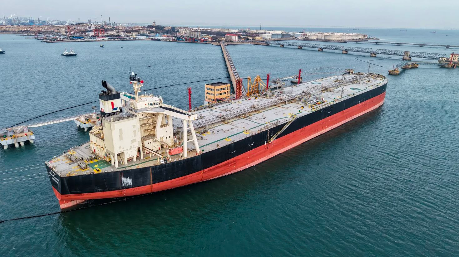 Sở hữu 1,3 tỷ thùng dầu dự trữ, láng giềng Việt Nam gần như 'miễn nhiễm' với cơn sốt giá do xung đột ở Iran - Ảnh 1