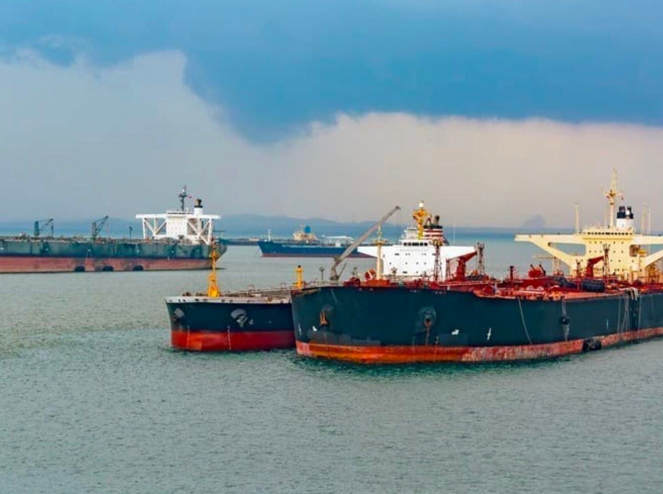 Đang đứng im, gần 40 triệu thùng dầu Iran bất ngờ di chuyển đến quốc gia nằm cạnh Việt Nam - Ảnh 1