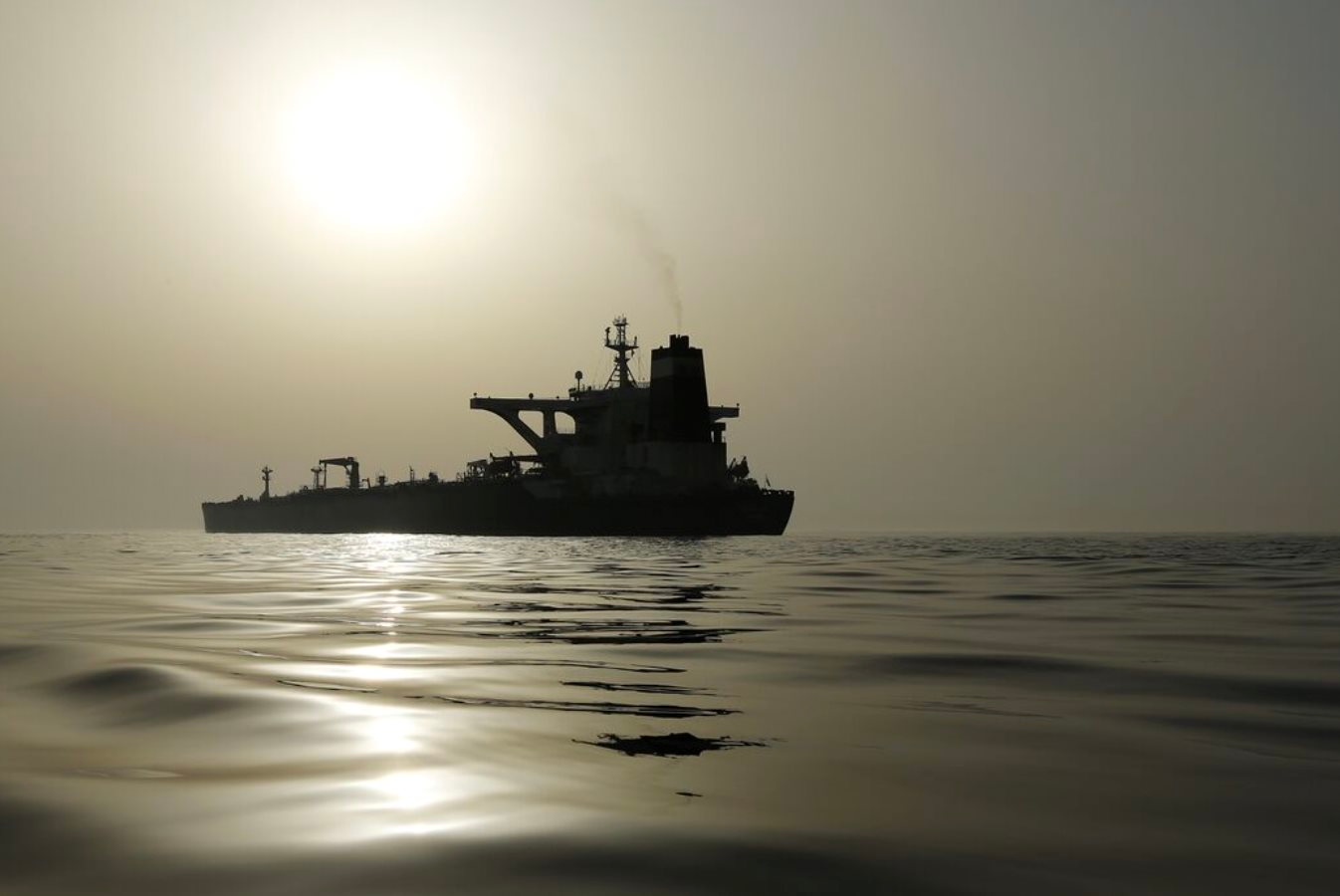 Né eo biển Hormuz, một công ty chi kỷ lục gần 12 tỷ đồng/ngày để thuê 6 tàu có sức chứa 12 triệu thùng dầu - Ảnh 1