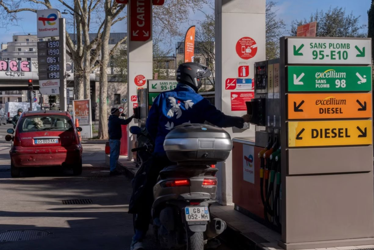 Kịch bản giá dầu vượt 125 USD khiến EU 'toát mồ hôi', nền kinh tế lớn thứ 2 khối thừa nhận: 'Chúng tôi không còn tiền' - Ảnh 1