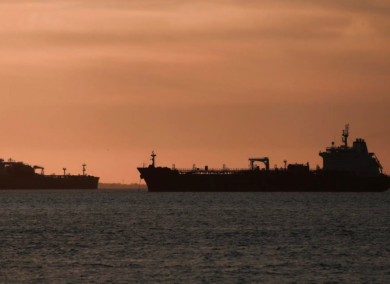 Chưa từng có: Một tàu chở 50.000 tấn khí đốt vừa vượt eo biển Hormuz bằng "lối đi riêng", hé lộ tuyến đường đặc biệt của Iran - Ảnh 1