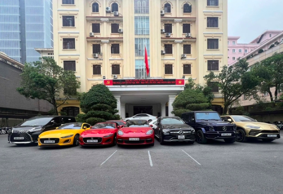 Điểm qua dàn siêu xe, đồng hồ xa xỉ, tiền và vàng thu giữ trong vụ Mr Pips - Ảnh 1