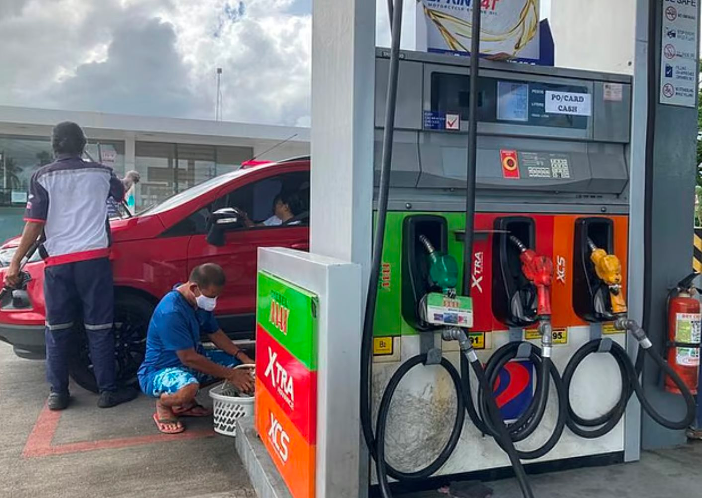 Giá xăng chạm mốc gần 50.000 đồng/lít, quốc gia láng giềng Việt Nam chuẩn bị nhận 100.000 tấn dầu Nga - Ảnh 1