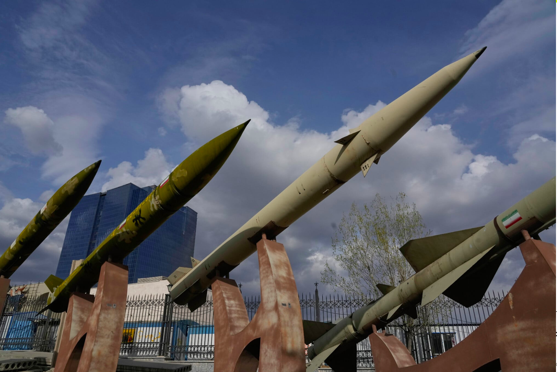 Tình báo Mỹ hé lộ thực tế sốc về kho tên lửa Iran - Ảnh 1