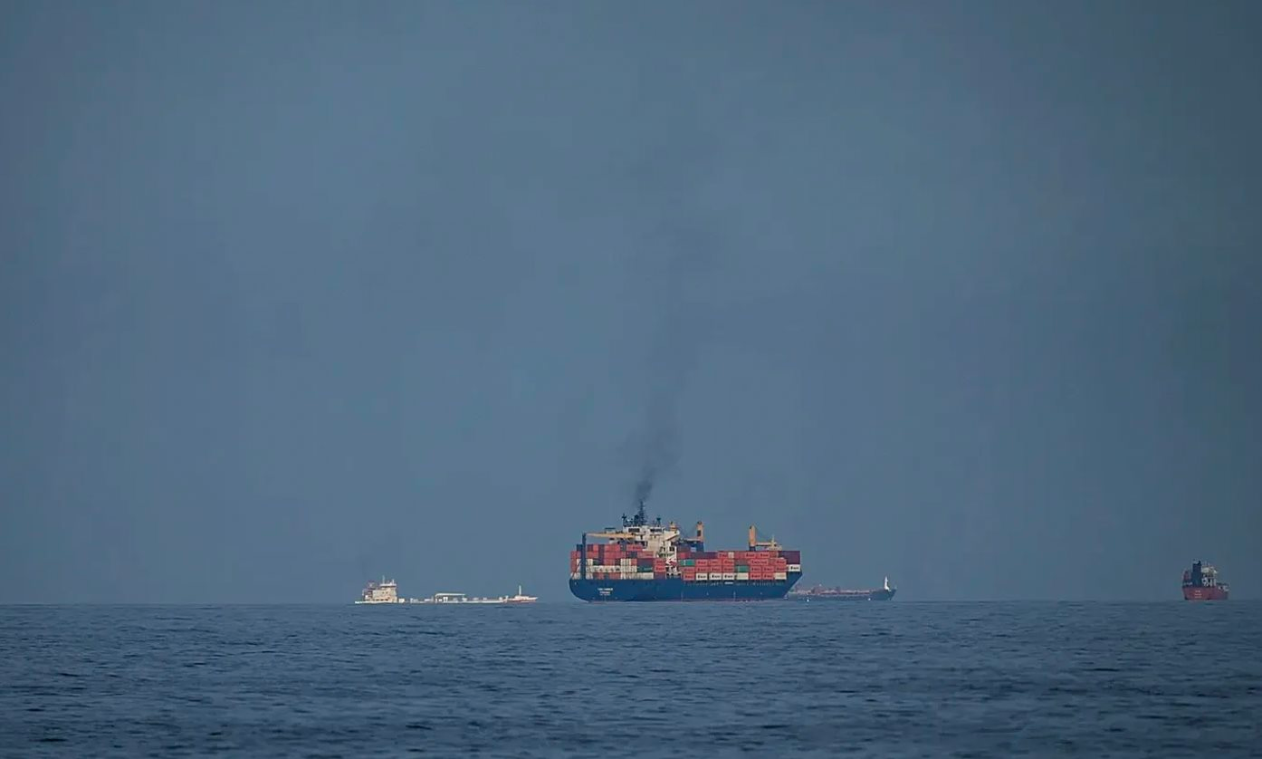 Đang vượt Eo biển Hormuz, 2 tàu chở hàng của một 'quốc gia thân thiện' với Iran bất ngờ quay đầu không thể di chuyển tiếp - Ảnh 1