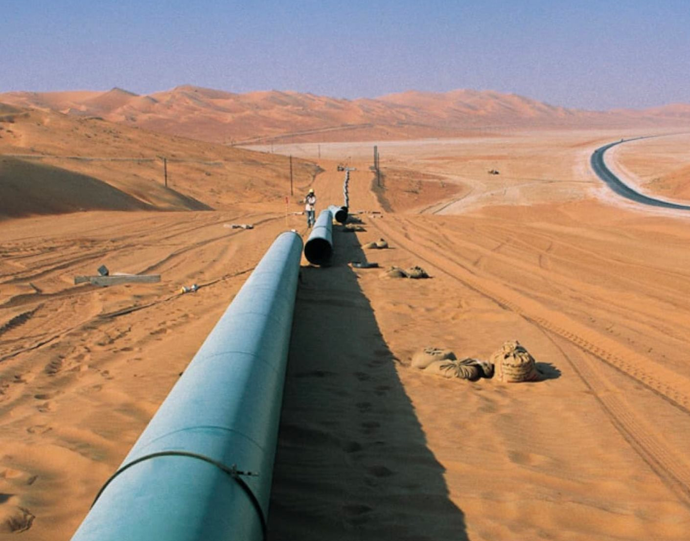 Một đường ống ngay gần Iran đạt công suất tối đa 7 triệu thùng dầu/ngày, vận chuyển không cần qua Eo biển Hormuz, báo tin vui cho cả thế giới - Ảnh 1