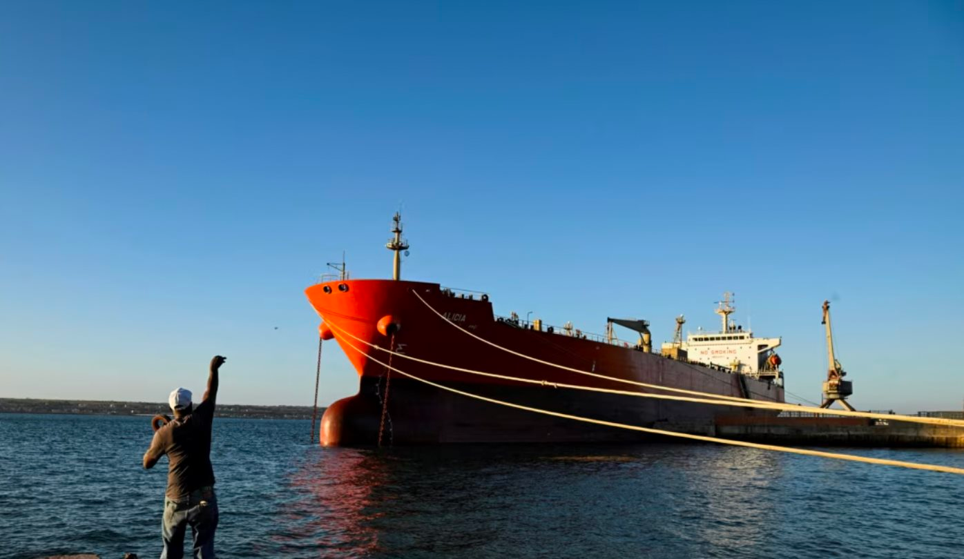 Được Mỹ 'bật đèn xanh', tàu chở hơn 700.000 thùng dầu Nga lập tức đi thẳng đến Cuba, báo tin cực vui cho Havana - Ảnh 1