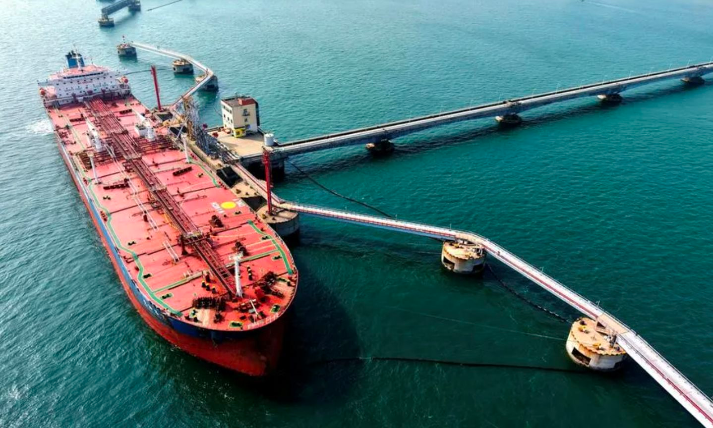 Lộ 'vị cứu tinh' dầu cho Đông Nam Á, vừa mang 100.000 thùng nhiên liệu sang Việt Nam - Ảnh 1