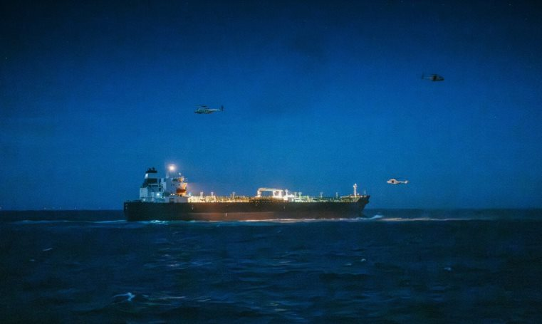 Ông lớn Trung Quốc vừa tuyên bố chưa có kế hoạch mua hàng, Iran lập tức tìm được khách hàng chốt đơn 5 triệu thùng dầu thô - Ảnh 1