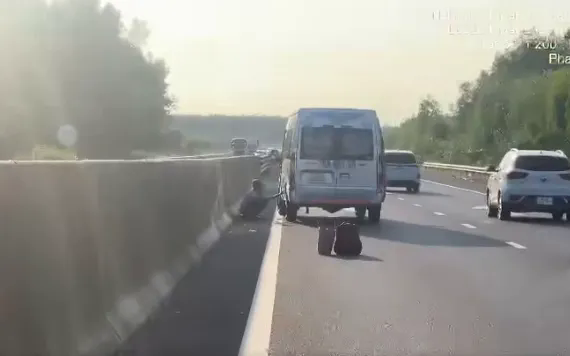 Dừng xe trên cao tốc đặt cảnh báo sai khoảng cách có thể bị phạt đến 14 triệu đồng - Ảnh 1