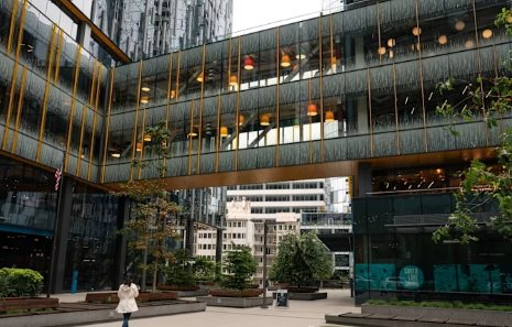 Một tập đoàn bán lẻ lớn bắt đầu tái cấu trúc kỷ lục: Sa thải 30.000 nhân viên, 80% lập trình viên phải dùng AI mỗi tuần - Ảnh 3