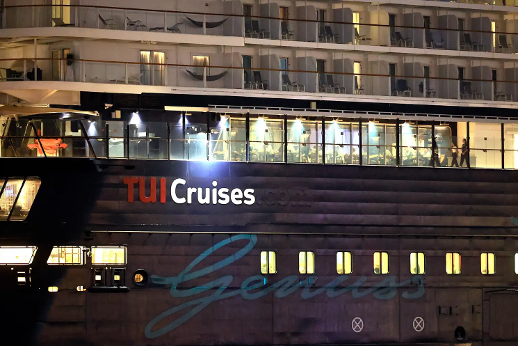 Ác mộng của nhà giàu: Hàng ngàn hành khách đang mắc kẹt trên các du thuyền tại Trung Đông, không thể đi tiếp cũng không thể về nhà - Ảnh 1