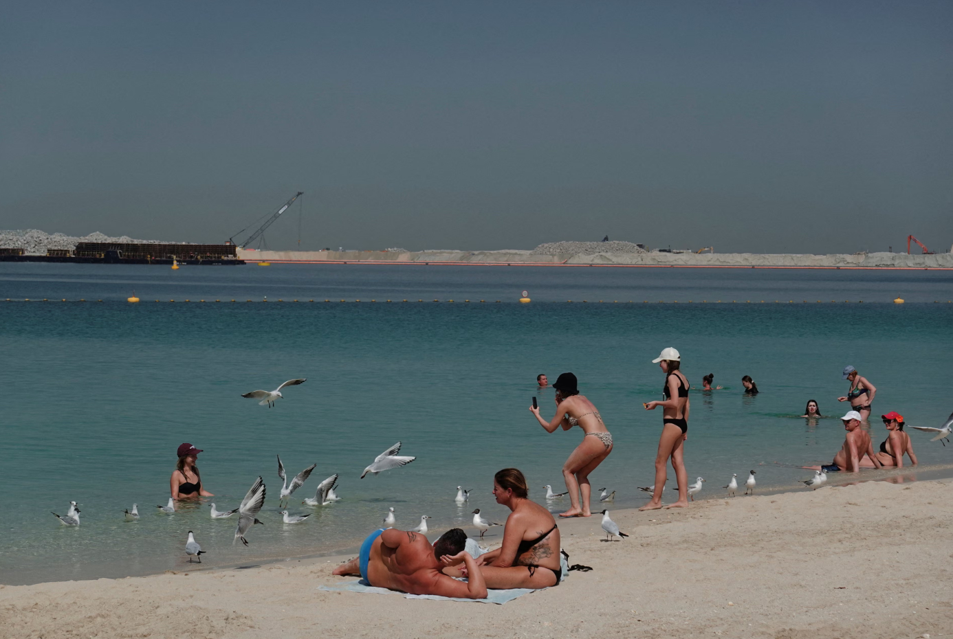 Cuộc sống lạ lùng ở Dubai ngay lúc này: DJ chà đĩa giữa tiếng tên lửa - Ảnh 2