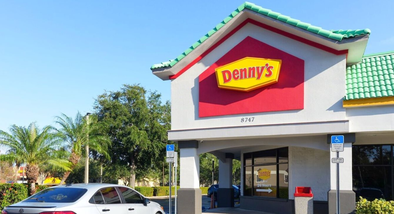 Chuỗi nhà hàng ăn sáng nổi tiếng đóng 150 cơ sở, bán mình với giá 620 triệu USD vì quá khó khăn - Ảnh 1