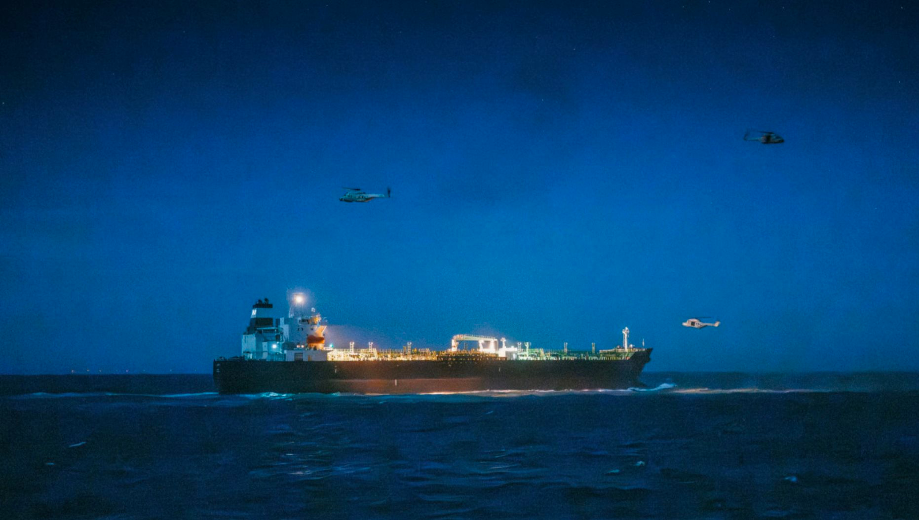 Đang di chuyển bất ngờ bị chặn bắt, phát hiện 45 lỗi vi phạm, tàu chở dầu nghi của Nga phải nộp 12 triệu USD mới được thả - Ảnh 1