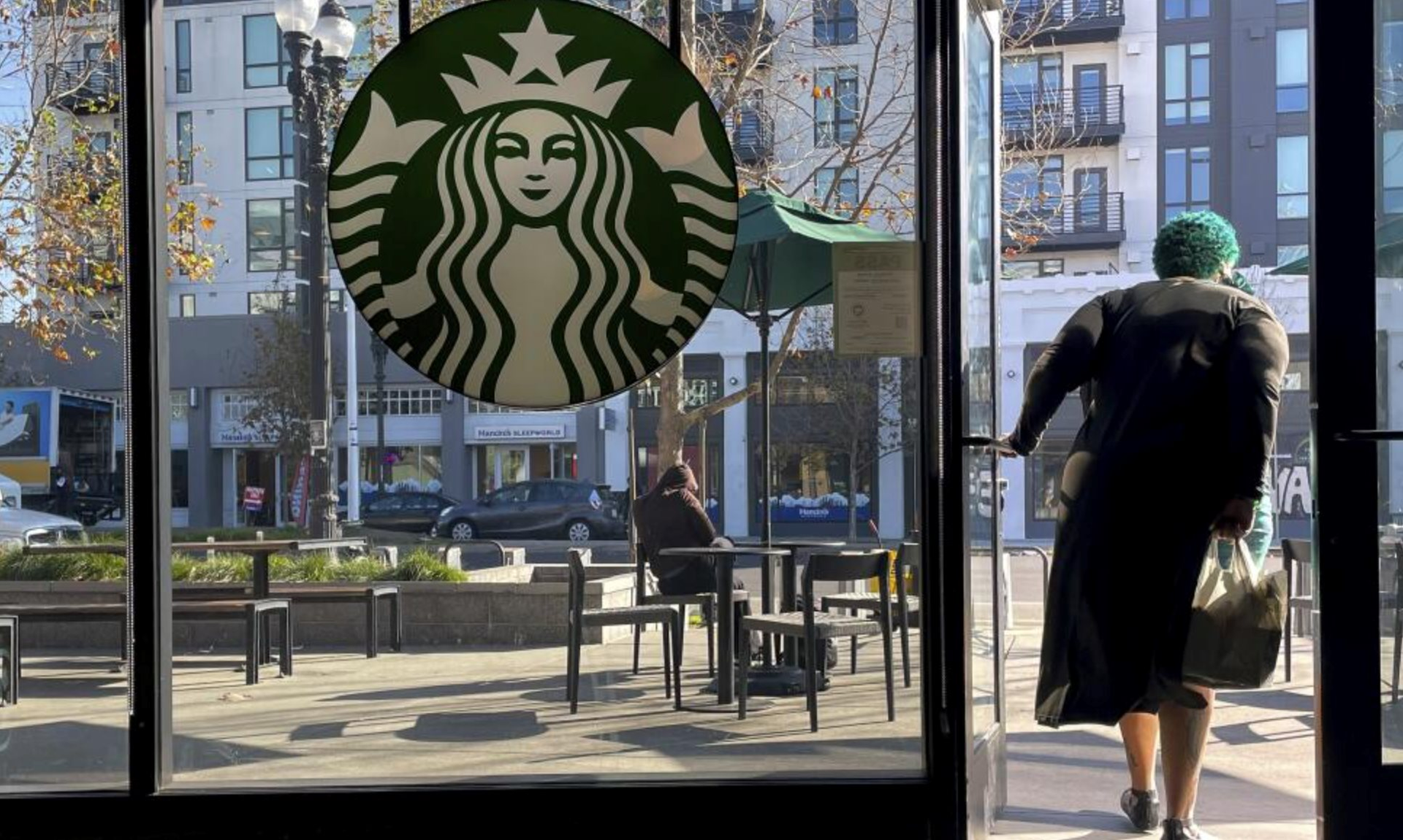 Starbucks sắp tái cấu trúc bộ máy nhân sự, sẽ mở thêm 400 cửa hàng mới mỗi năm - Ảnh 1