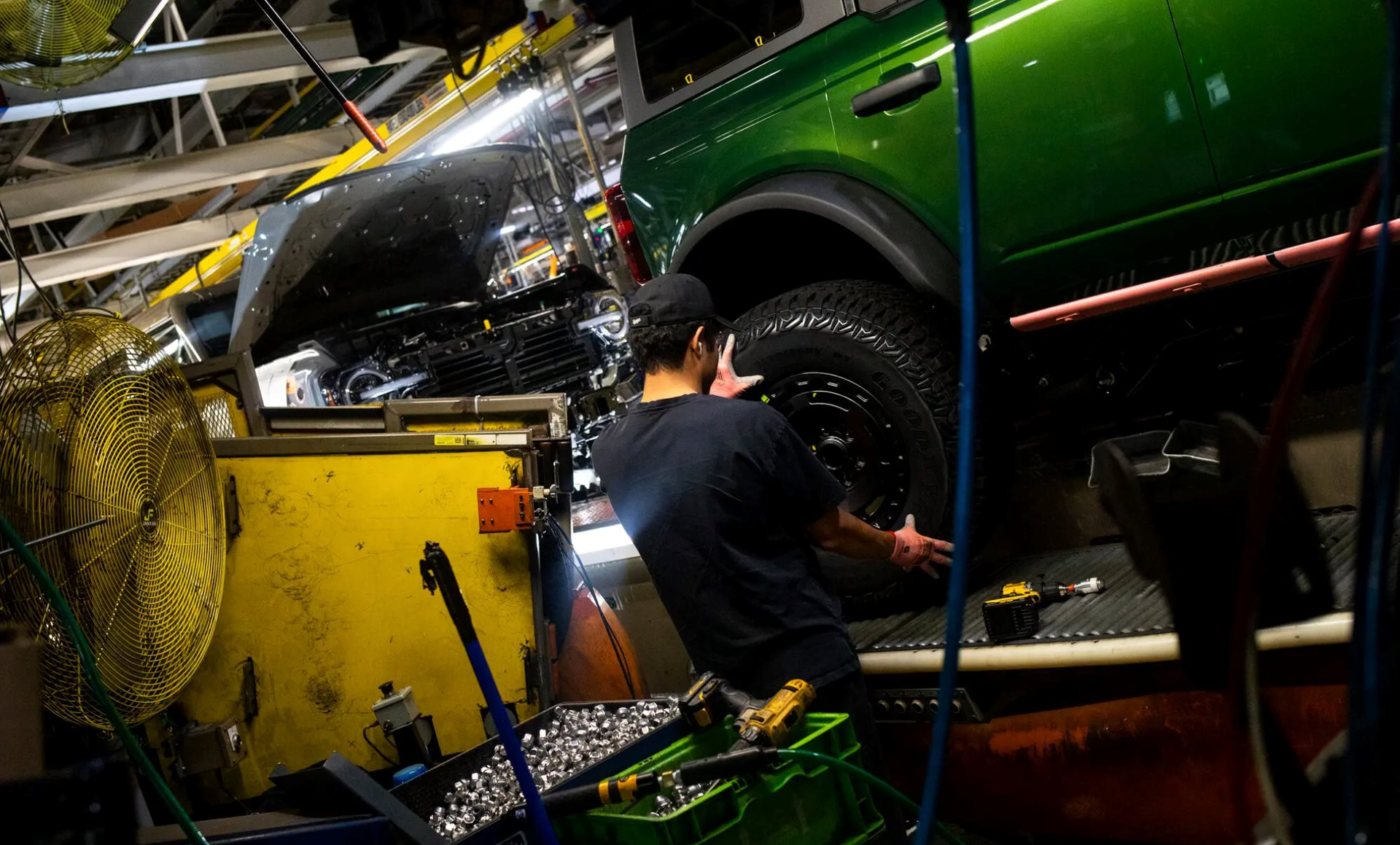 Loạt 'ông lớn' sản xuất ô tô sắp lỗi thời vì chỉ có thể làm xe xăng, 3 triệu lao động đứng trước nguy cơ thất nghiệp - Ảnh 2