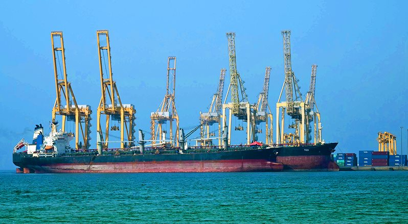 Eo biển được mệnh danh là 'yết hầu năng lượng' của thế giới: 20 triệu thùng dầu đi qua mỗi ngày, hiện 3.200 tàu đang bị mắc kẹt - Ảnh 1