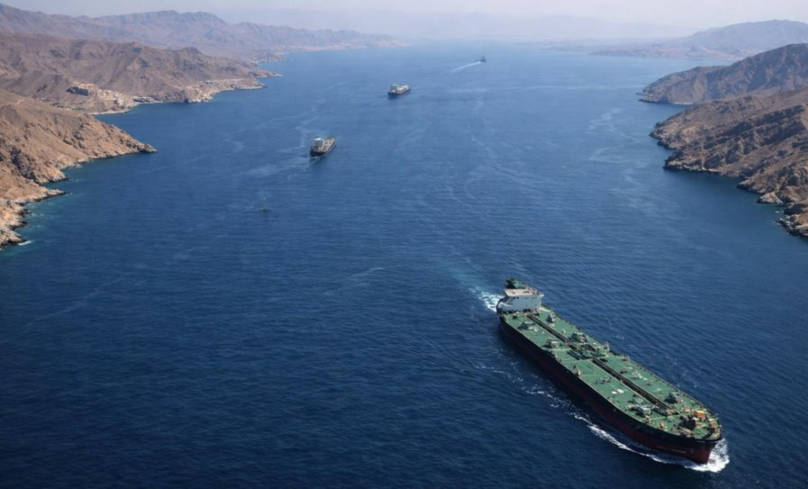 Eo biển được mệnh danh là 'yết hầu năng lượng' của thế giới: 20 triệu thùng dầu đi qua mỗi ngày, hiện 3.200 tàu đang bị mắc kẹt - Ảnh 2