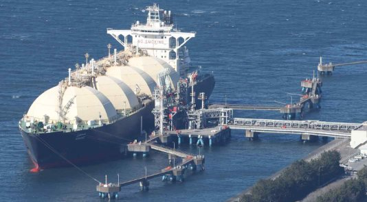 Mỹ cho phép tàu chở dầu Iran đi qua eo biển Hormuz - Ảnh 1