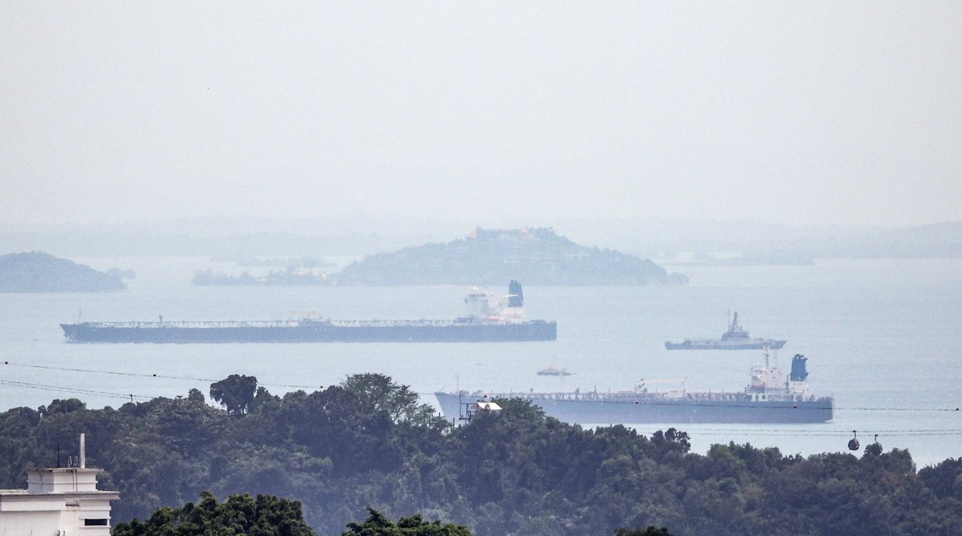 Phát hiện đội tàu chở dầu Iran âm thầm mang 1 triệu thùng dầu/ngày đến một nước Đông Nam Á - Ảnh 1