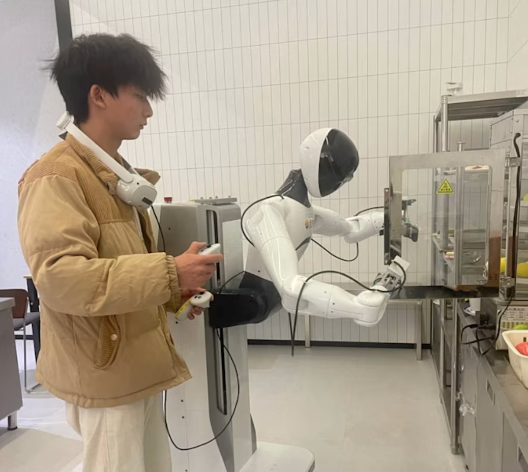 Bên trong 'vườn ươm robot' của Trung Quốc: Mọi chuyển động đều được AI phân tích, lặp lại chục nghìn lần để robot thuần thục - Ảnh 2