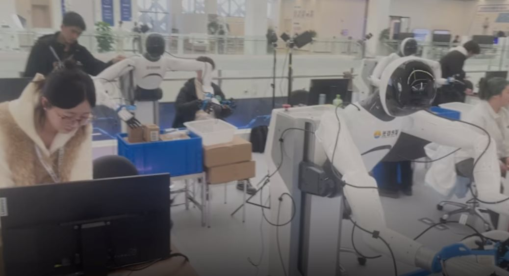 Bên trong 'vườn ươm robot' của Trung Quốc: Mọi chuyển động đều được AI phân tích, lặp lại chục nghìn lần để robot thuần thục - Ảnh 3