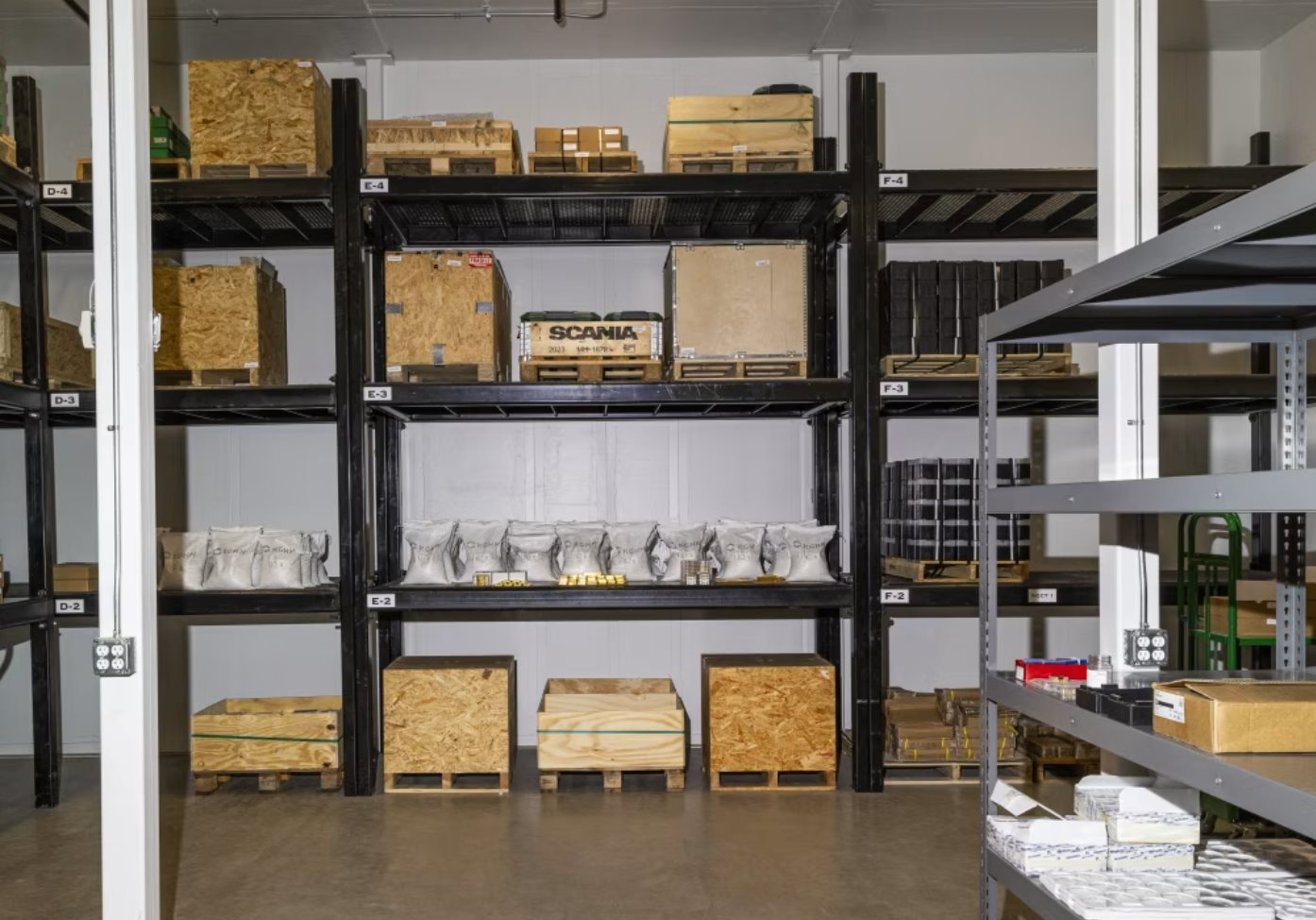 70 thỏi vàng trị giá 12 triệu USD được cất giấu bên trong một tòa nhà thấp tầng: Hé lộ bí mật kho báu khổng lồ và lời cảnh báo đáng lo ngại cho nền kinh tế - Ảnh 3