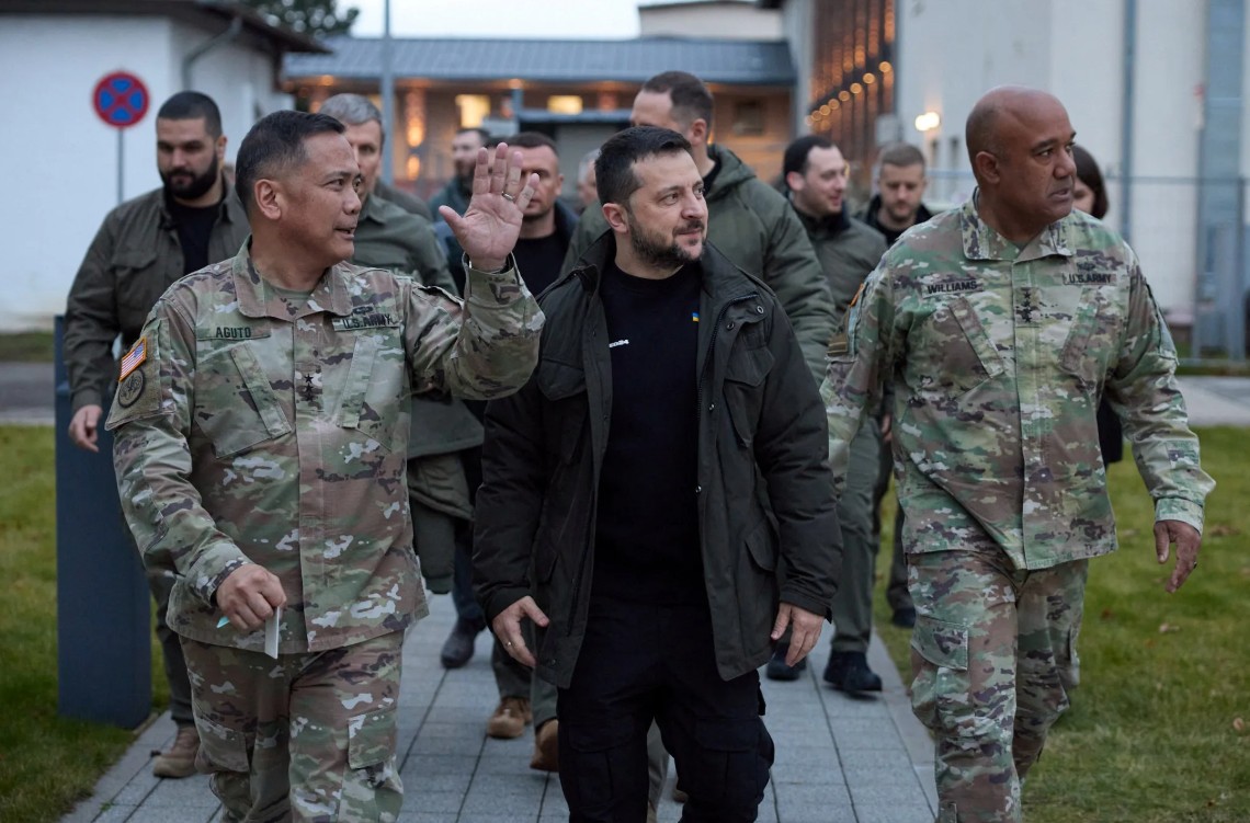 Cựu tướng Mỹ gặp rắc rối kép: Làm thất lạc tài liệu mật; say xỉn ở Ukraine dẫn tới 'chấn động não' - Ảnh 1