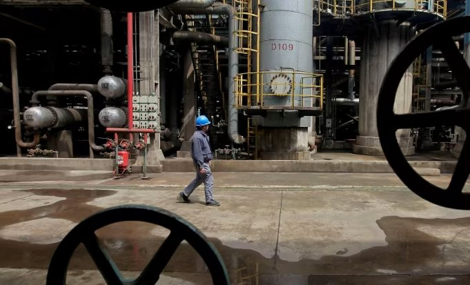 Lộ 'đại gia' đứng sau mua 90% dầu thô xuất khẩu của Iran, dùng đồng nội tệ giúp Tehran nhập nhiều loại hàng hóa dù bị trừng phạt - Ảnh 1