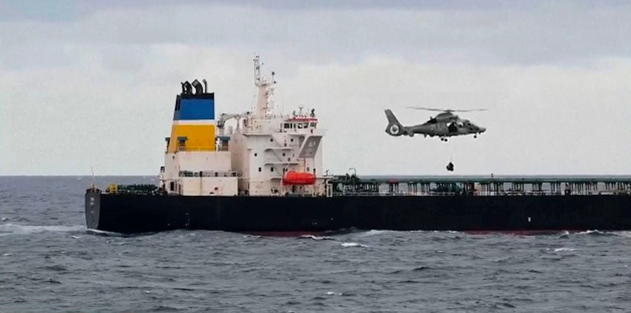 Tàu chở dầu nghi của Nga mang khoảng 1,5 triệu thùng dầu đang di chuyển bất ngờ bị vây bắt giữa biển Địa Trung Hải - Ảnh 1