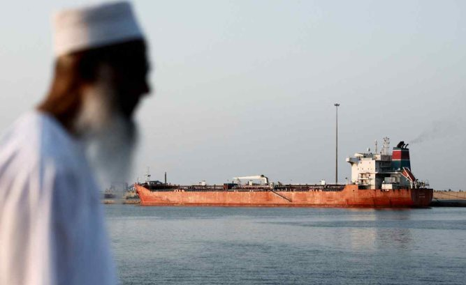 Chưa từng có: Một tàu "bị tháo dỡ" từ nhiều năm trước vừa 'trót lọt' đi qua Eo biển Hormuz, không ai biết đang chở dầu hay khí đốt - Ảnh 1