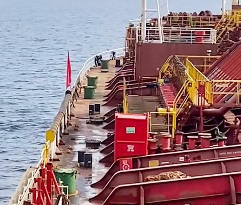 Iran bác bỏ "món quà tặng ông Donald Trump", 20.000 thủy thủ mắc kẹt ở vịnh Ba Tư - Ảnh 2