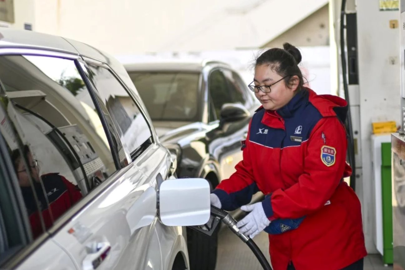 Chi phí nuôi ô tô xăng tăng 700 nghìn đồng/tháng, xe điện bỗng trở thành 'phao cứu sinh': Cả thế giới 'quay xe' chỉ trong 1 tuần - Ảnh 3