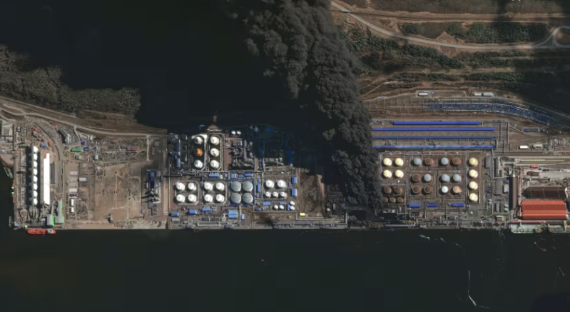 Giá dầu tăng cao, Ukraine dội "bão drone" vào hàng loạt cảng, nhà máy lọc dầu Nga - Ảnh 1