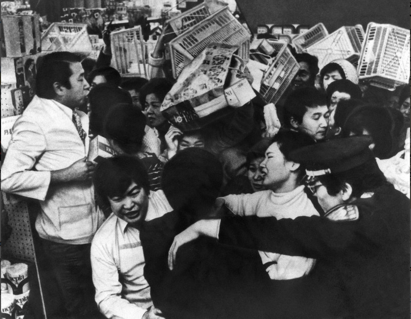 Xung đột Trung Đông kéo dài, người dân Nhật Bản đổ xô tích trữ giấy vệ sinh - Ảnh 5