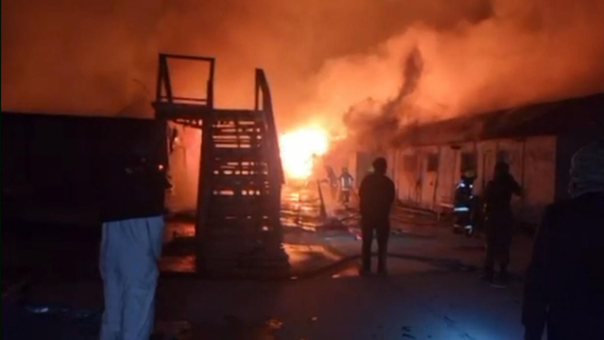 Bệnh viện ở thủ đô Afghanistan hứng không kích, 400 người thiệt mạng - Ảnh 1