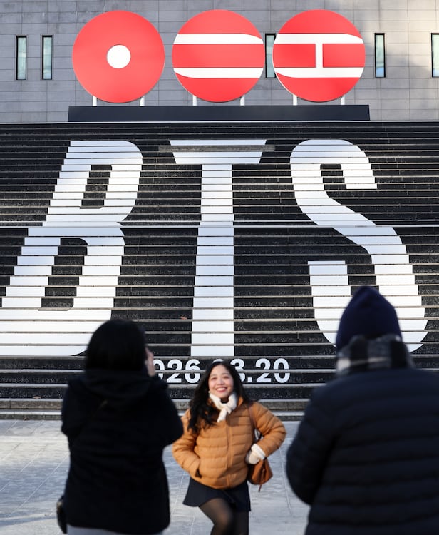 "Cỗ máy in tiền" BTS tái xuất: Một tiếng biểu diễn tại Seoul khiến cả thế giới đổ dồn túi tiền về Hàn Quốc, chính phủ nâng mức cảnh báo khủng bố - Ảnh 2