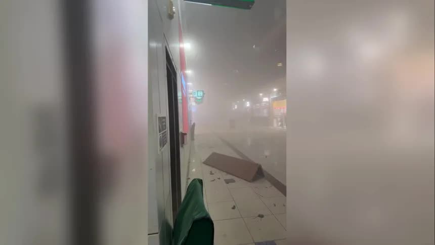 Video: Hành khách hoảng loạn tháo chạy khỏi sân bay Dubai ngập trong khói lửa - Ảnh 1