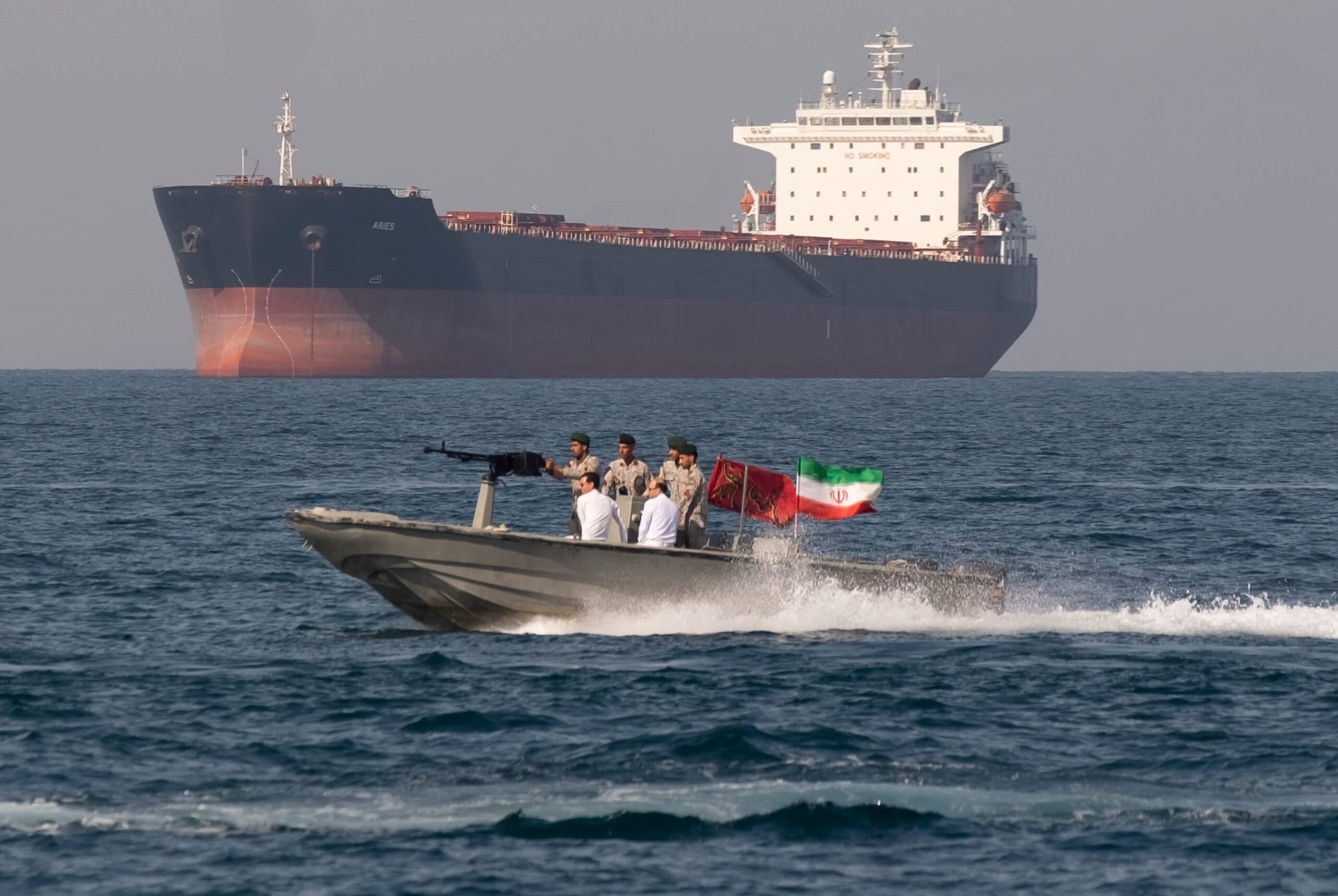 Cách Iran phân biệt loại tàu được phép đi qua eo biển Hormuz: Vì sao có giả mạo cỡ nào cũng bị "tóm sống"? - Ảnh 1