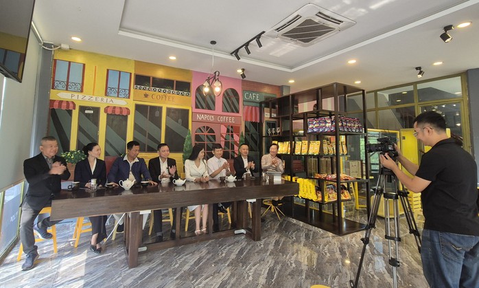 Nghịch lý: Nước không trồng cây cà phê nào lại có nhiều thương hiệu cà phê mạnh toàn cầu - Ảnh 1