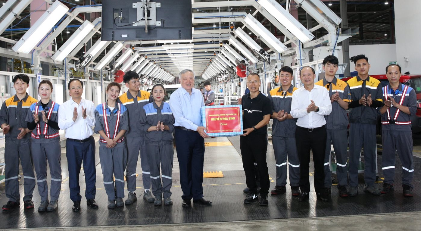 Thăm nhà máy VinFast, Phó Thủ tướng chỉ ra hướng đi tiên phong của Tập đoàn tỷ phú Phạm Nhật Vượng - Ảnh 4