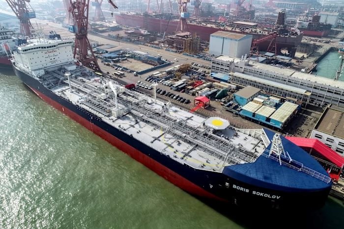 Những chiếc tàu dầu bí ẩn lũ lượt chạy qua eo biển Hormuz bất chấp đe doạ của Iran: Hé lộ chân dung ông trùm U80 và canh bạc siêu lời lãi - Ảnh 1